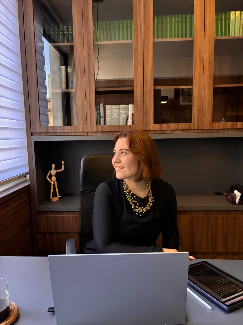 Maria Luiza Sanches em seu escritório
